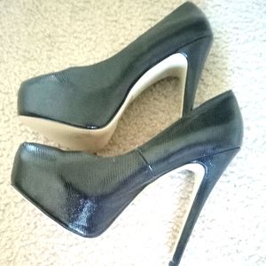 Size 8 Signature platform black pump